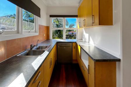 Relaxed beachside living with elevated ocean outlooks - Periodic Lease - Photo 5