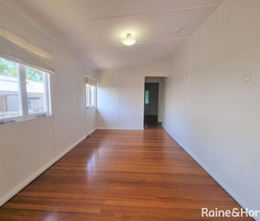 Charming & Spacious Home in a Highly Sought-After Toowong Location - Photo 3