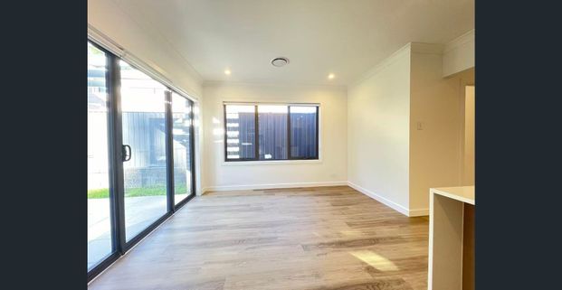 Spacious And Modern 4 Bedroom Home Available For Lease Now! - Photo 1