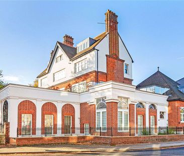 A bright and spacious one bedroom flat with private balcony in a we... - Photo 3