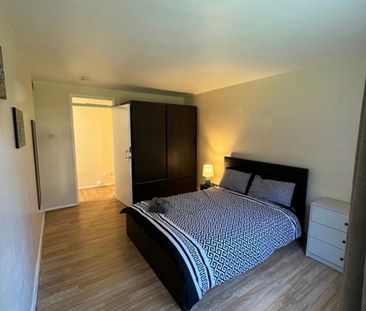 Room in a Shared Flat, The Homestead, N11 - Photo 1