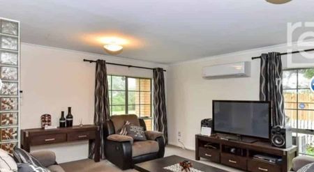 Modern brick & tile with 3 bedrooms, 2 bathrooms - Photo 3