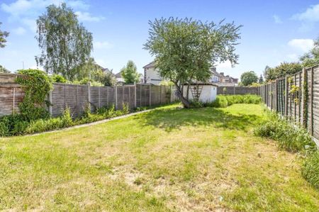 London Road, Staines-upon-Thames, Surrey, TW18 4JX - Photo 2