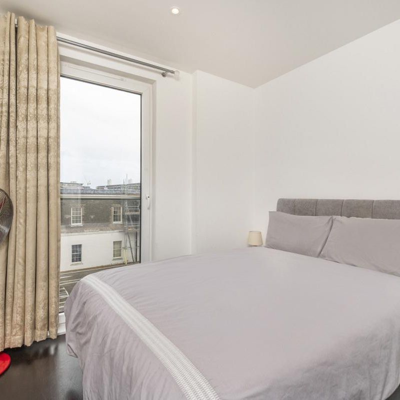 2 bedroom in London - Photo 1