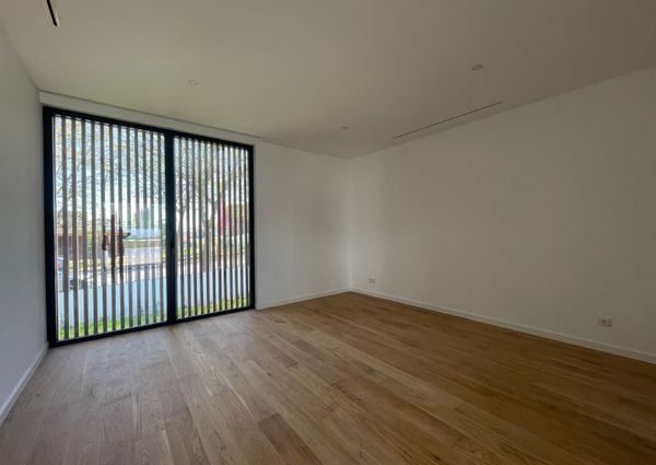Moradia T6 de arquitetura moderna inserida no Golfe de Oeiras