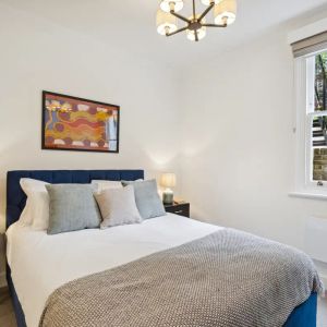 2 bedroom flat in London - Photo 3