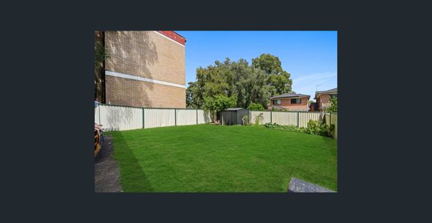 Family House For Rent// Walk to station // walk to shops - Photo 1