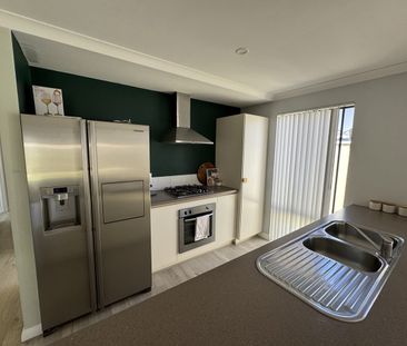 Comfortable Low Maintenance Living 3 Bedrooms, Double Garage & Larg... - Photo 5