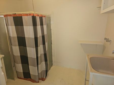 Close to City Centre - Available Now - Photo 5