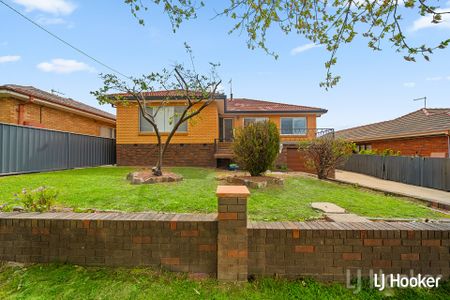 4 Bedroom Ensuite House With Tandem Garage - Photo 3