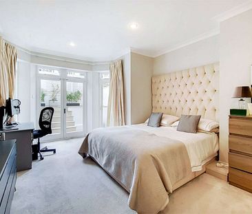 Beautiful three bedroom flat with access via its own private entrance in the heart of the Belsize Park - Photo 1