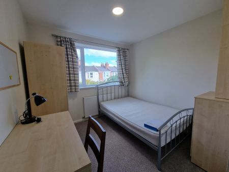 9 Bed Student Accommodation - Photo 3