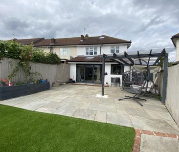 4 bedroom end of terrace house to rent - Photo 5