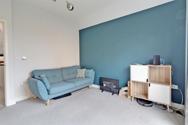 A 4 Bedroom House in Newdawn Place, Cheltenham - Photo 1