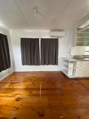 DRURY, 5 BEDROOMS - Photo 1