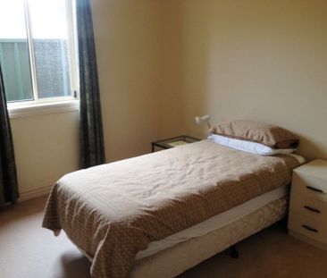 Lovely 3 Bedroom Home - Photo 5