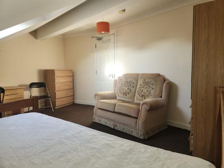 1 bedroom in a house share to rent - Photo 3