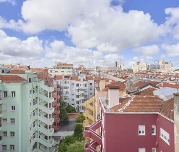 Room in a shared 4-bedroom apartment for rent in Lisbon. - Photo 5