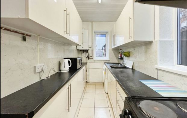 3 Bed Semi-Detached House, Swithland Avenue, LE4 - Photo 1