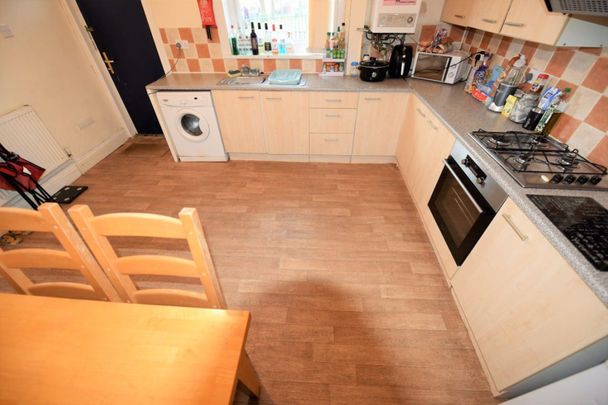 4 bedroom House in Burley Lodge Road, Leeds - Photo 1