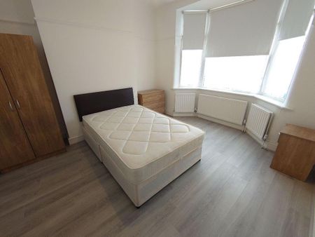 4 bedroom terraced house to rent - Photo 5
