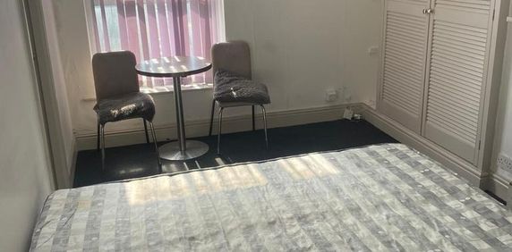 1 bedroom bedsit to rent - Photo 2