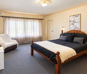 Spacious Furnished Family Home in the Heart of Victor Harbor - Photo 3