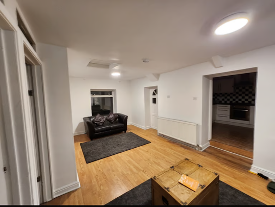 1 bedroom in a house share to rent - Photo 1