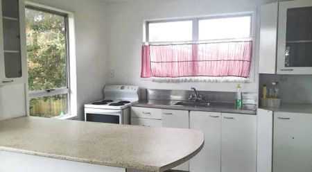 Spacious 3 bedroom home with sprawling back yard - Photo 2