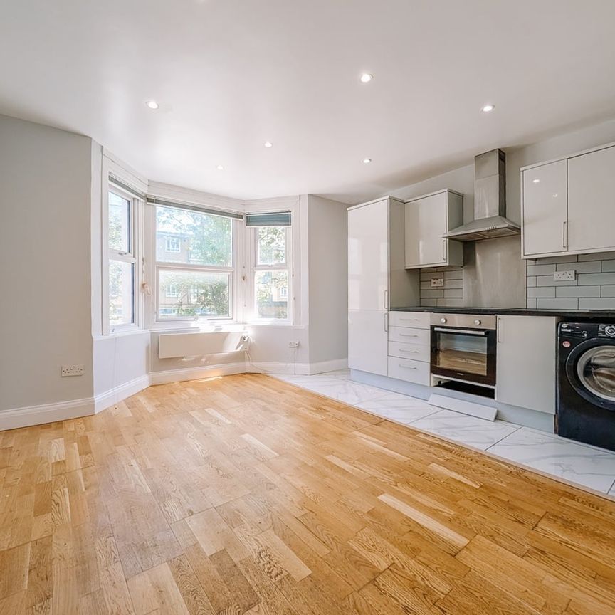 Studio Flat, Montrell Road, SW2 - Photo 1