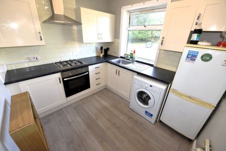 3 bedroom Flat in St Annes Road, Leeds - Photo 3