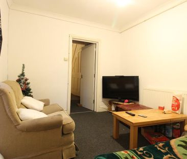 5 bedroom end of terrace house to rent - Photo 1