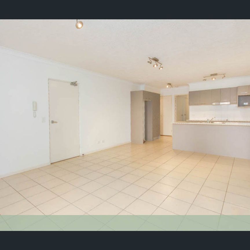 Spacious Ground-Floor Apartment with Private Garden Retreat - Photo 1