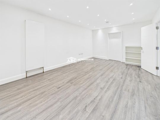 Edgwarebury Lane, HA8 8QL - Photo 1