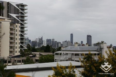 Three bedrooms apartment at central of Toowong - Photo 2