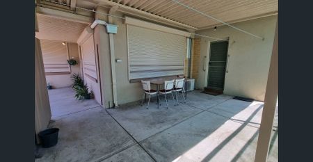 Large Family Home Gardening periodic maintenance service included within the rental price. - Photo 5