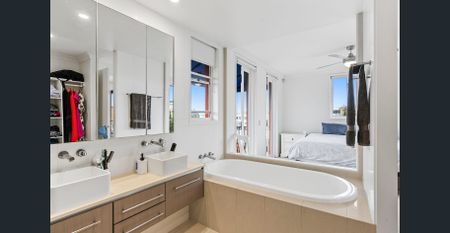 Fully furnished Stunning 3 bedroom unit in Emerald Lakes - Photo 2