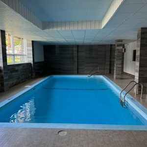 COQUET 2 1/2 rénové - Immeuble béton, gym et piscines - À VOIR - Photo 2