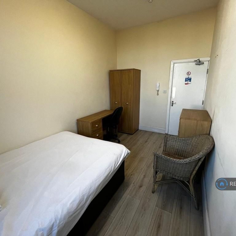 1 bedroom in a flat share to rent - Photo 1