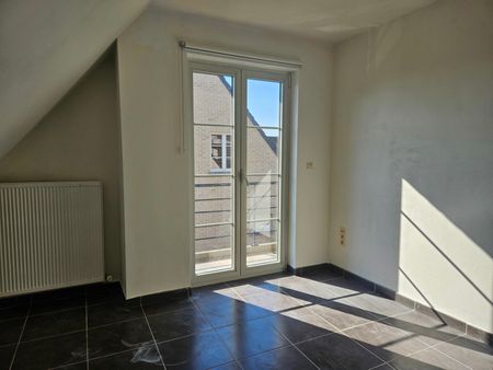 Dakappartement met 2 slaapkamers, terras, kelder en parking - Photo 3