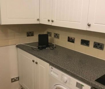 Room in a Shared Flat, Frensham Drive, SW15 - Photo 2