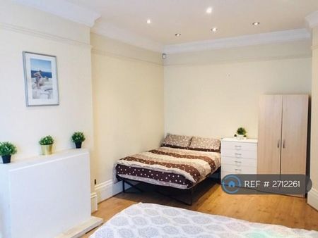 1 bedroom in a house share to rent - Photo 3