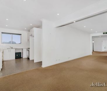 3 Bed, 1 Bath - Photo 3