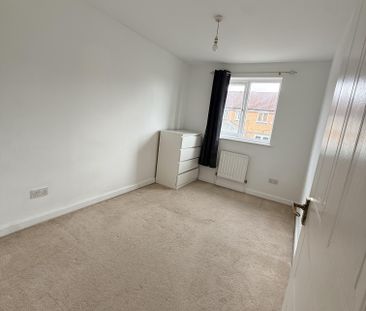 3 bed Semi-detached in Chiltern Close , Worcester Park, KT4 8LW - Photo 2