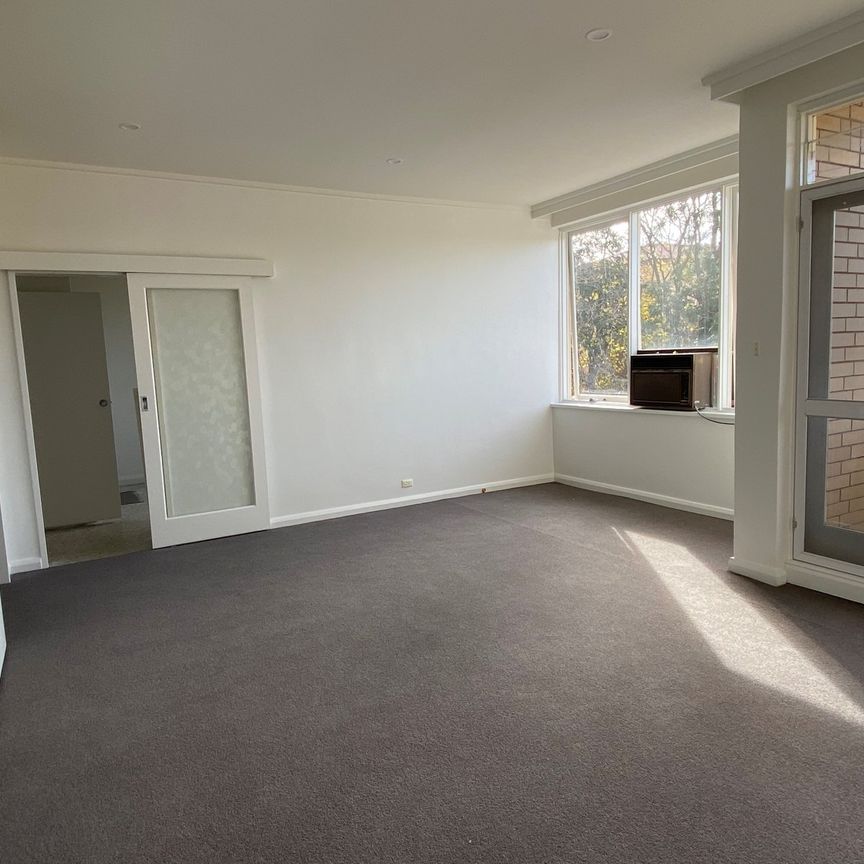 **APPLICATION APPROVED**SPACIOUS AND FULL OF NATURAL LIGHT APARTMENT - Photo 1