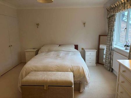 Priorsfield, Marlborough, SN8 - Photo 4