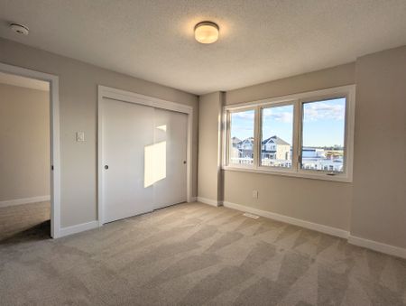 For Lease - 25 Chasing Grove, Stittsville - Munster - Richmond, Ontario - Photo 2