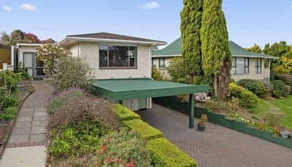 Large family home with a view of golf course - Photo 1