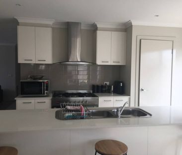 MODERN SPACIOUS FOUR BEDROOM HOME - Photo 6