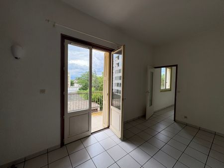 Location Appartement 3 pièces 69m² MONTROND LES BAINS 42210 - Photo 2